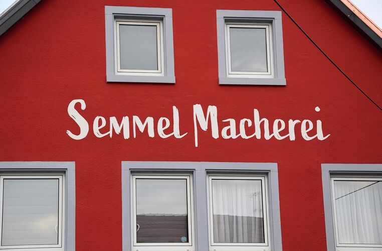 Bäckerei Braun: Hausgiebel neu gestrichen, Schrift aufgemalt